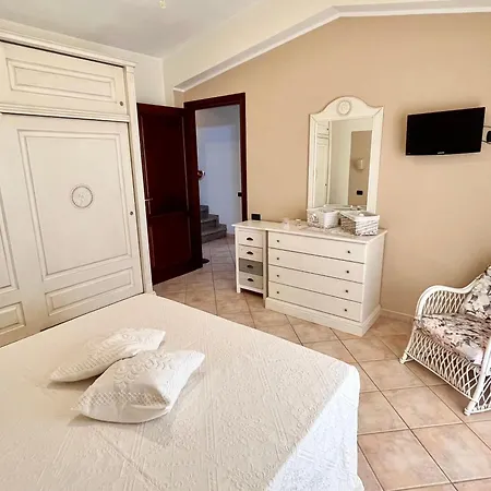 Semesterbostad Eri & Ely's House By La Via Del Mare Viaggi E Vacanze